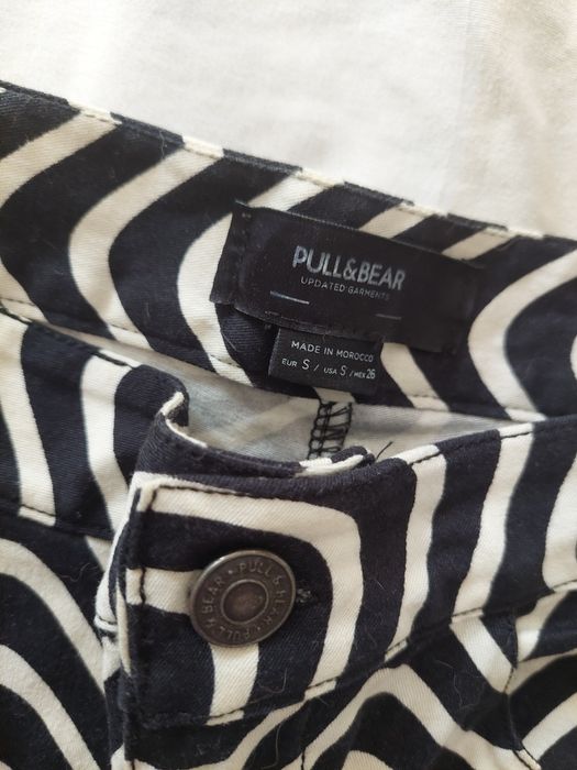 Черно бял панталон Pull and Bear
