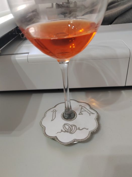 Mărturii brodate pentru pahare de vin
