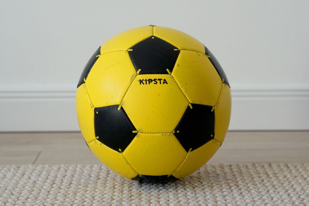 Lot 4 mingi de fotbal si volei