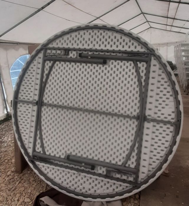 Vindem diferite modele de scaune chiavari și mese noi!