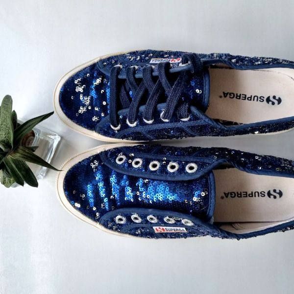 Продаются фирменные женские кроссовки.