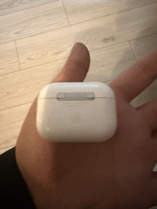 Продавам СПЕШНО Айфон СЕ 2020 и ОРИГИНАЛНИ слушалки Еърподс 3 !!