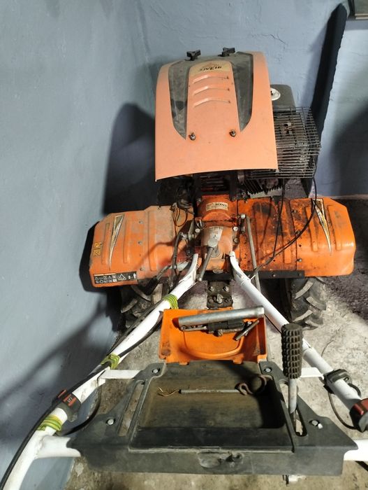 Vând motocultor.