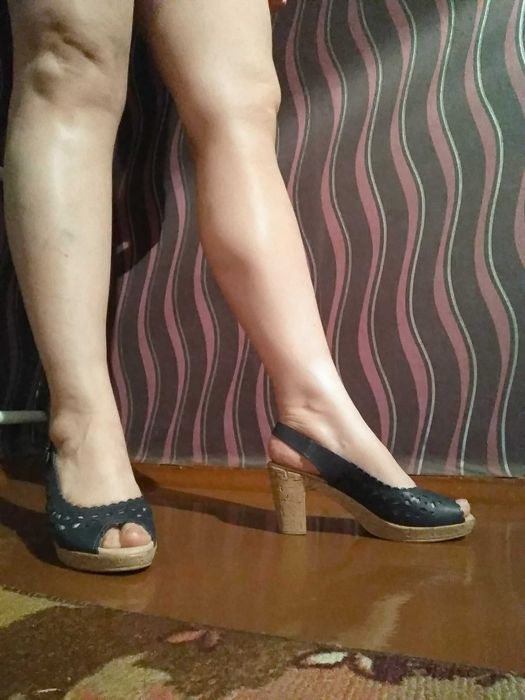 Босоножки новые продаю