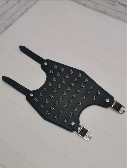 Браслет с шипами