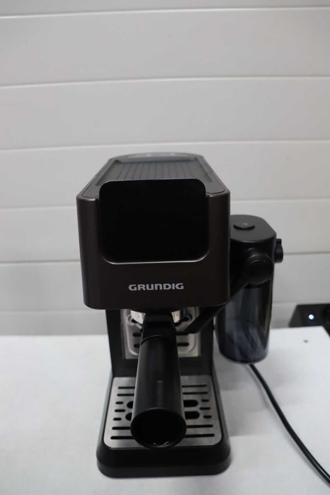 Кафемашина GRUNDIG KSM 5330 с вграден контейнер за мляко, 1628W, налягане на помпата 15bar , двойна дюза, цветен сензорен екран, BrewSense, CreamyPro,