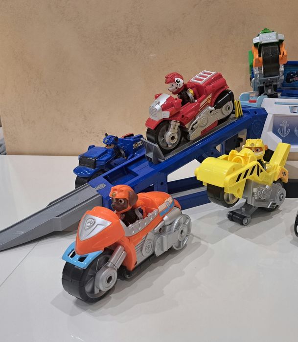 База на Paw patrol с кученцата на мотори