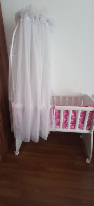 Pătuț bebeluș tip leagăn, cu roți + baldachin,  saltea si lenjerii