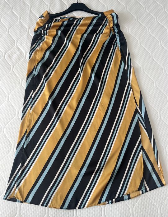 Fusta noua, eleganta, subtire si usoara, intr o combinatie minunata de dungi de la Zara, M