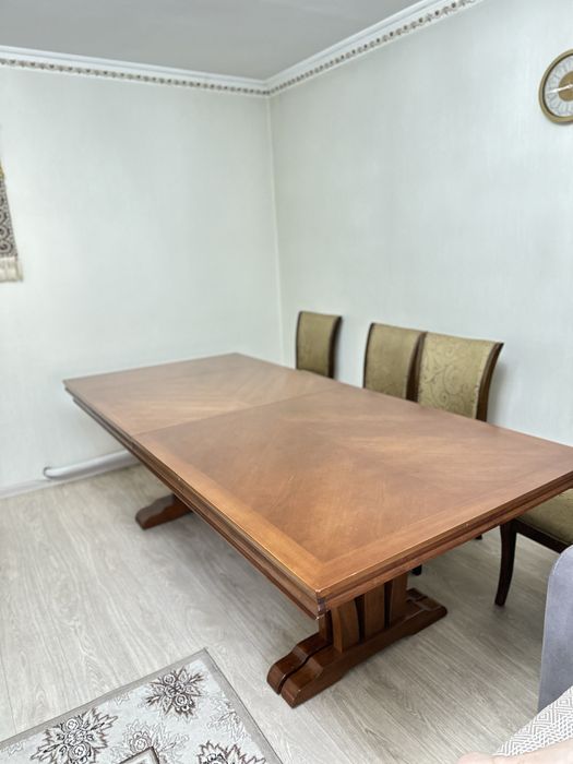 Стол со стульями в гостиную