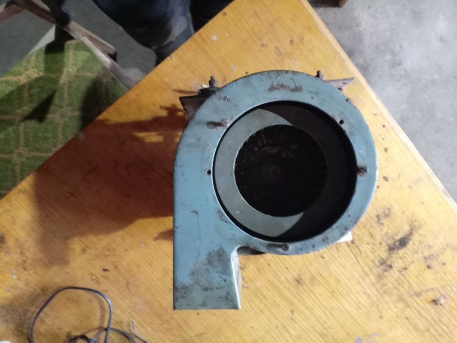 Продам вытяжку 220/380