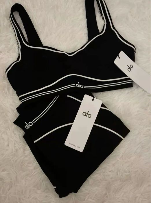 Alo Yoga Set в Бял и Черен цвят