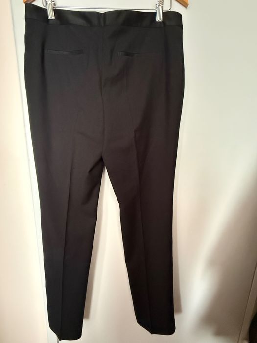 Продавам дамски костюм от три части