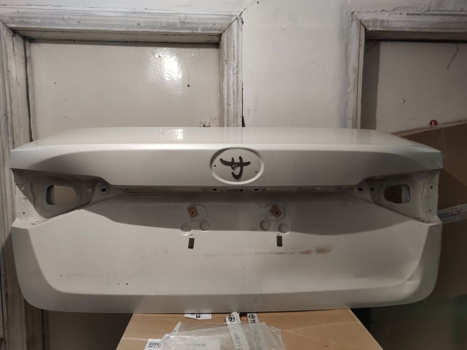 Крышка багажника на Тойота Каролла 210,  подходит с 2019 г по н.в