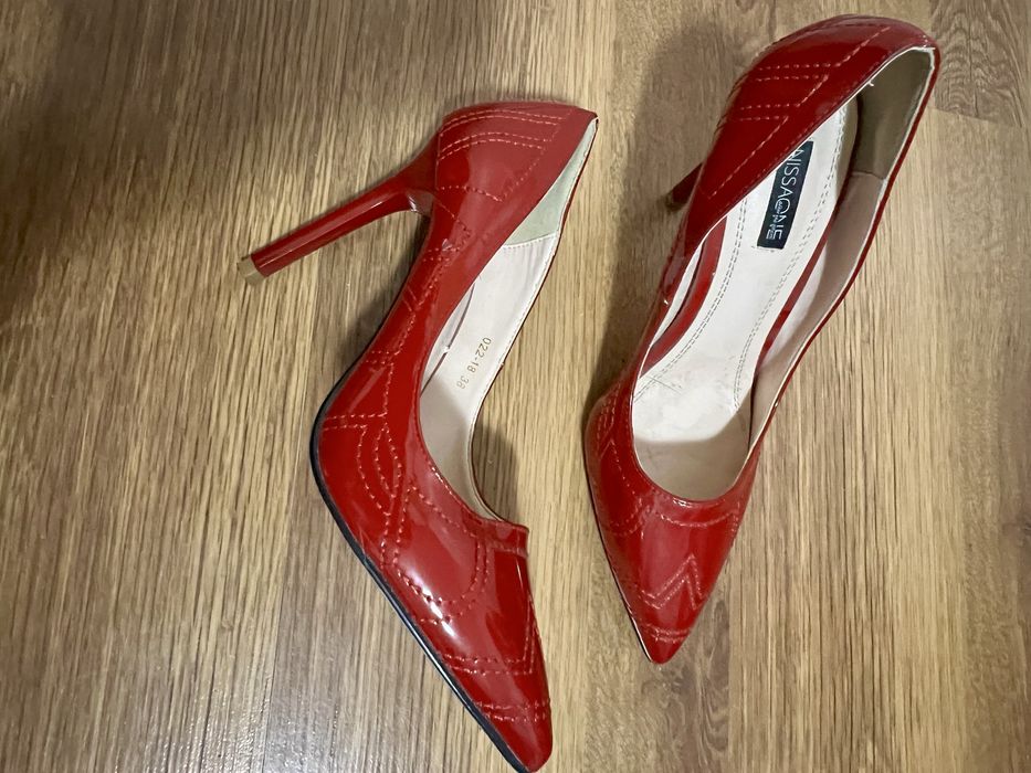 Pantofi stiletto roșii din lac Nissa – mărimea 38