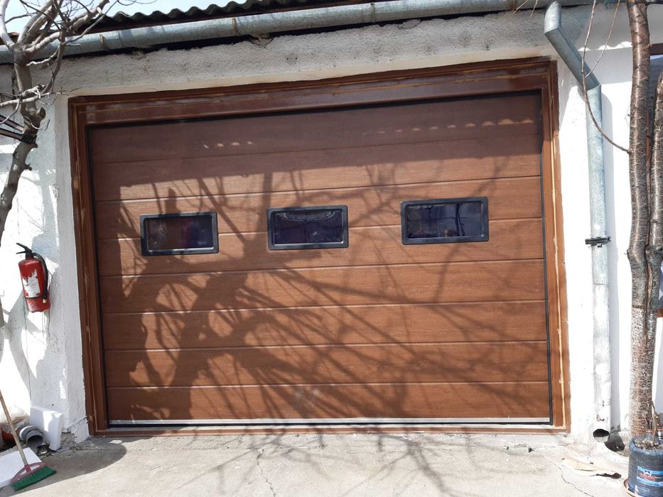 uși de garaj automatizate cu 3 hublouri