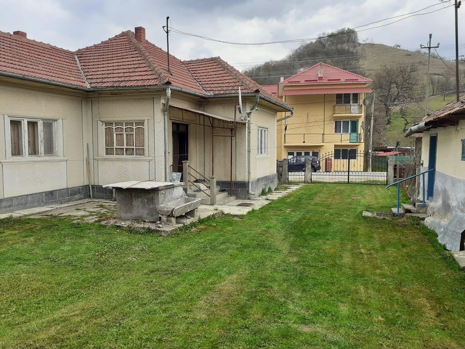 Vanzare casa cu anexe si teren