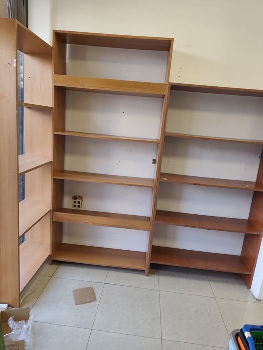 Метални стелажи бели