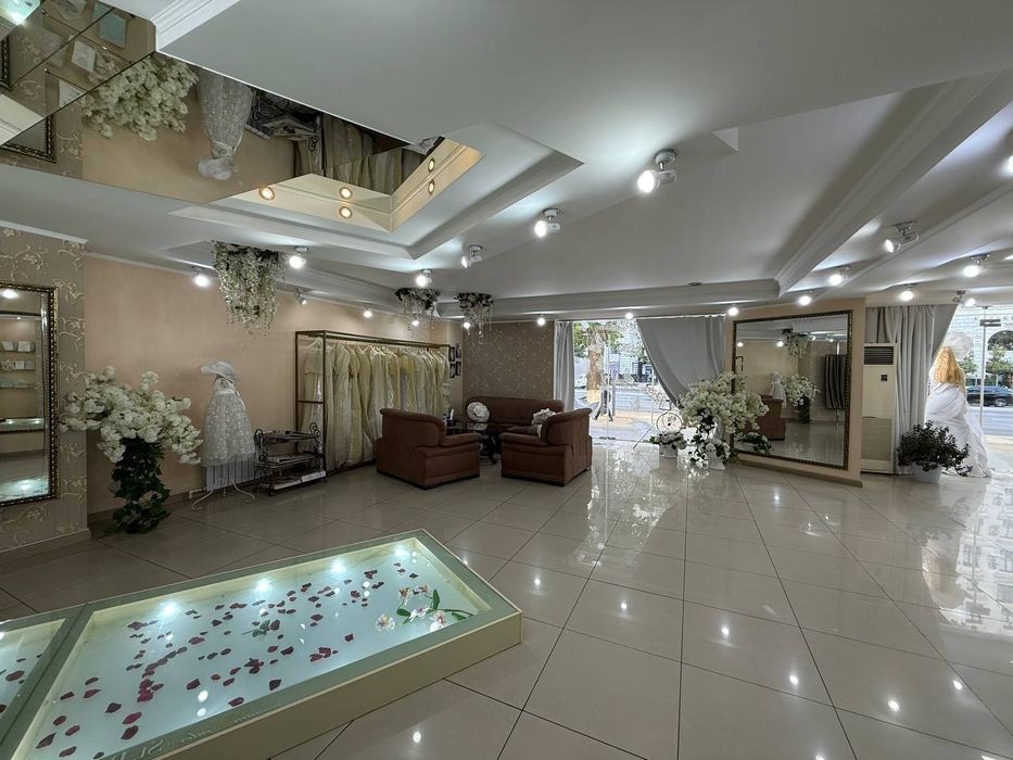 Улица Амира Темура! Продаётся готовый бизнес, дилер бренда SanPatrick