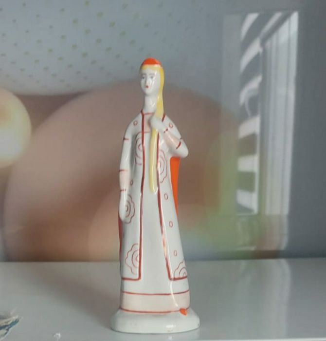 Фарфоровые статуэтки.