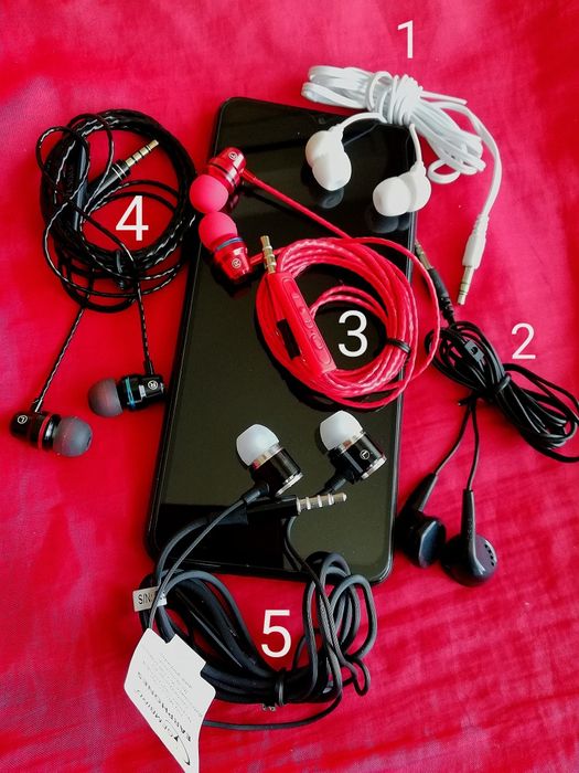 Оригинални стерео слушалки за телефон с микрофон. Нови. Тапи в ухо