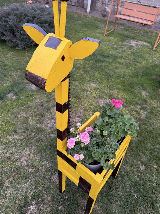 Girafa gigant din lemn personalizata ghiveci flori si decor