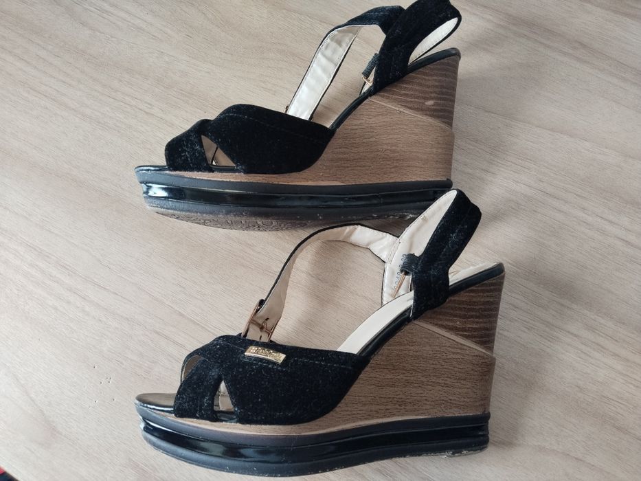 Женские босоножки