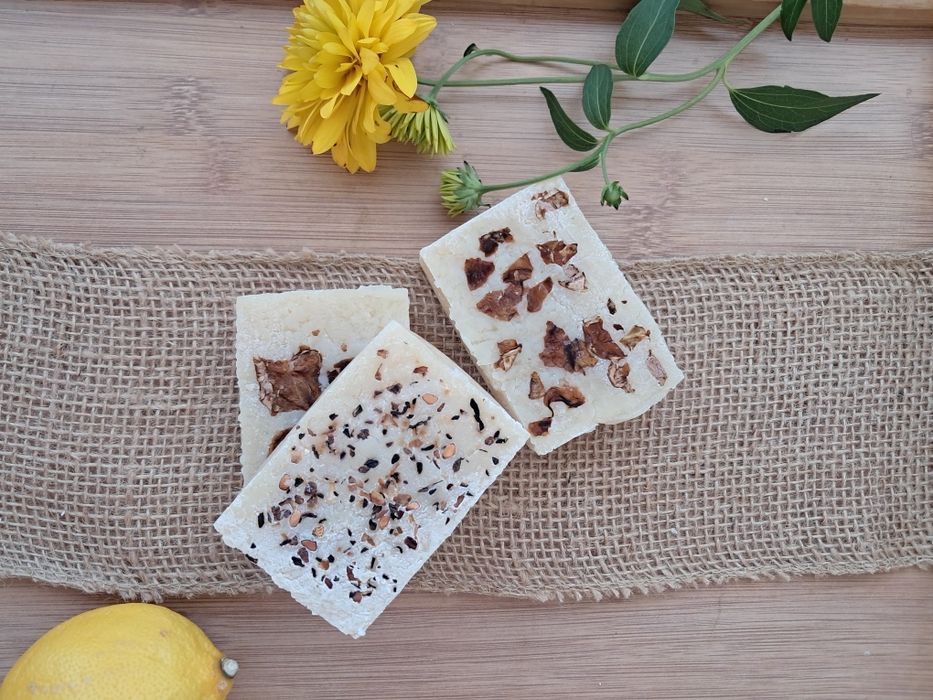 Ръчно направен сапун с кокосово масло, зехтин и масло от карите