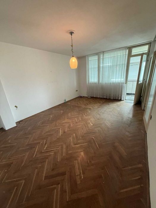 Просторен апартамент с 5 отделни стаи в идеалния център на Варна