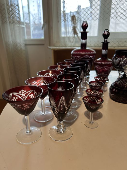 Serviciu din cristal roșu rubin gravat