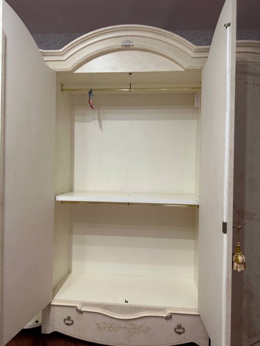 Продается новая итальянская мебель для спальни.