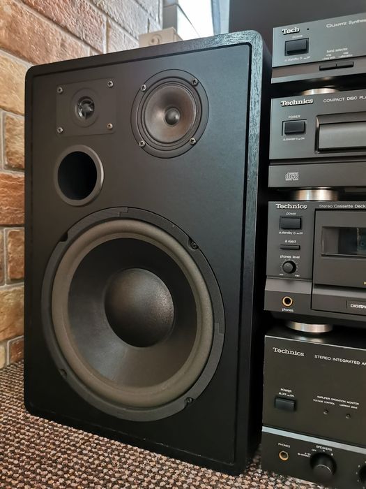 Linie Technics cu boxe Quadral