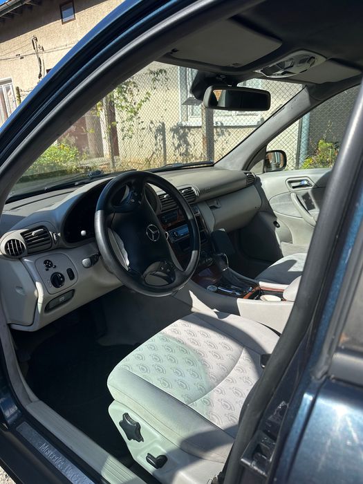 Мерцедес с220 2001 година