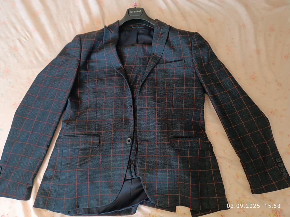 Костюми Андрюс веднъж обличани