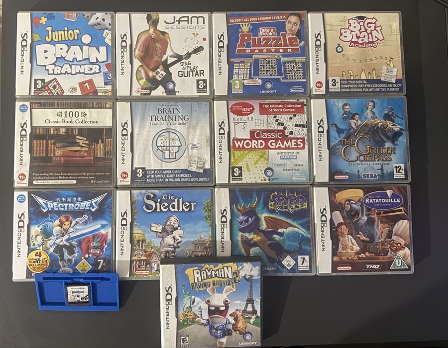 Nintendo DS Lite + 15 игри, 2 зарядни и калъф