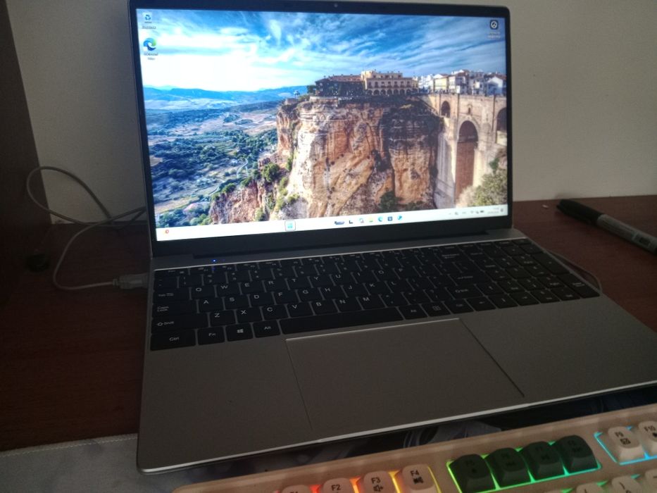 Продам офисный ноутбук