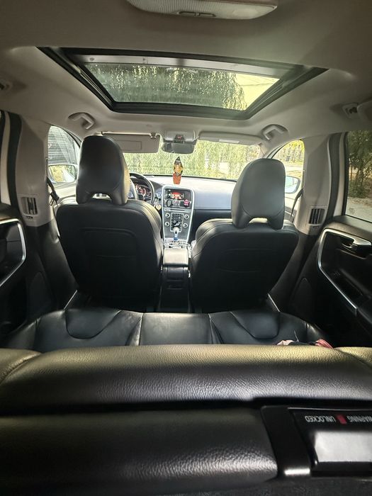 Volvo XC60 D5 AWD Geartronic | 220 CP | 2016 | Premium | Panoramic | Piele | ACC