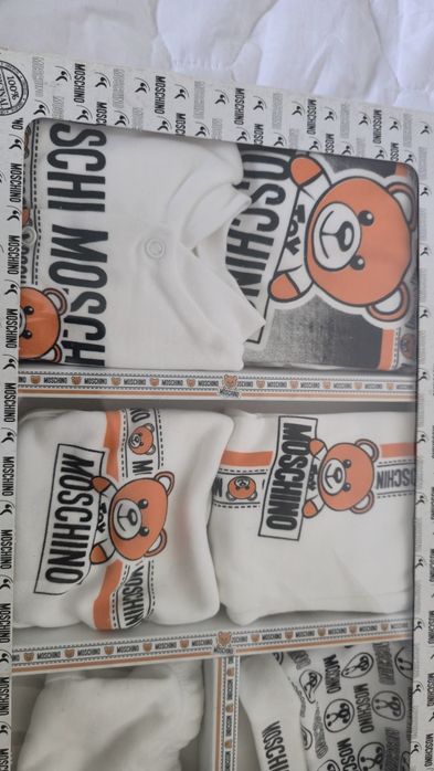 Set articole Moschino pentru nou nascuti