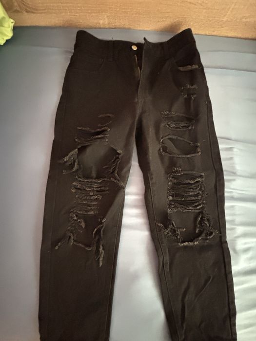 чисто черни дънки с дупки