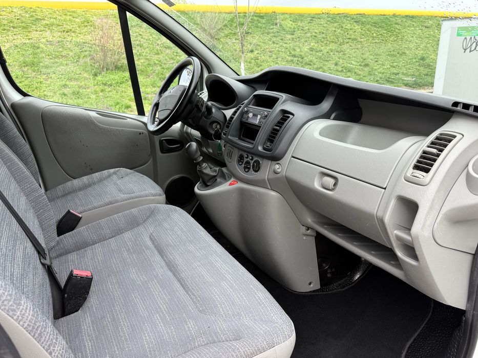 Renault Trafic 2.0 Dci Euro 5 cu 3 Locuri si Marfa