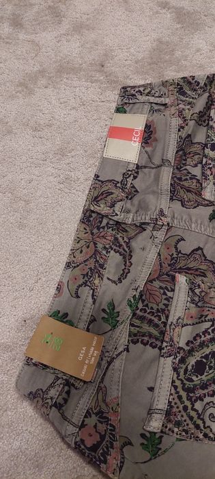 GESA Slim - Marime 31/30 - NOI CU ETICHETA - Model Paisley Floral - 69.99 EUR