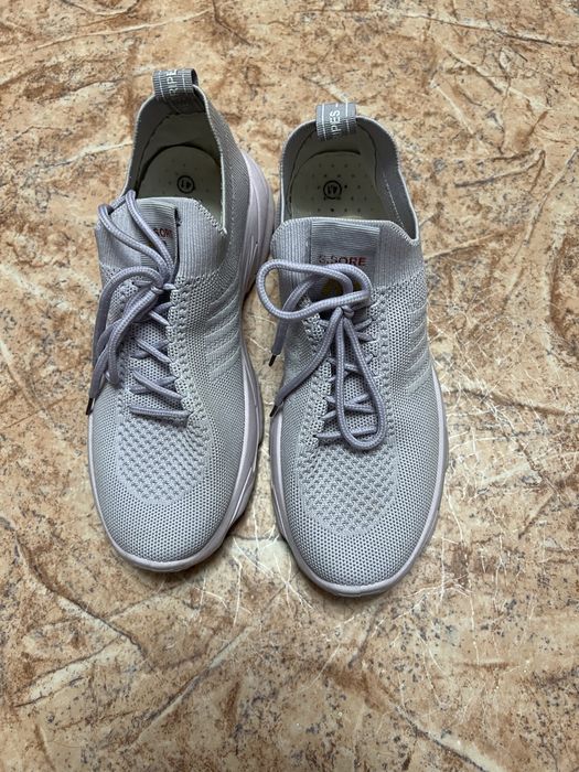 Кроссовки женские