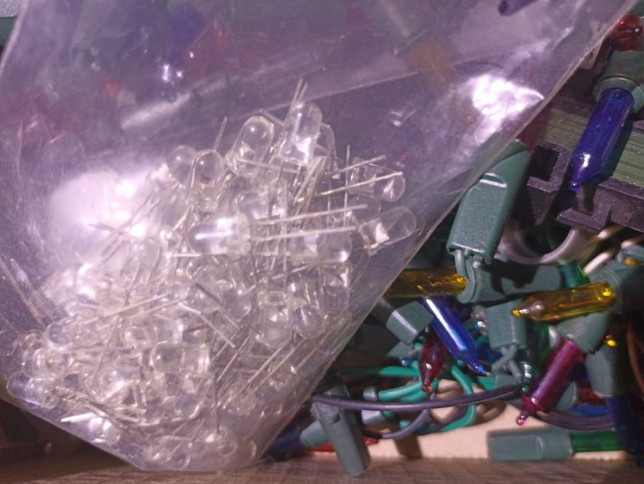 Продам коробку с лампочками