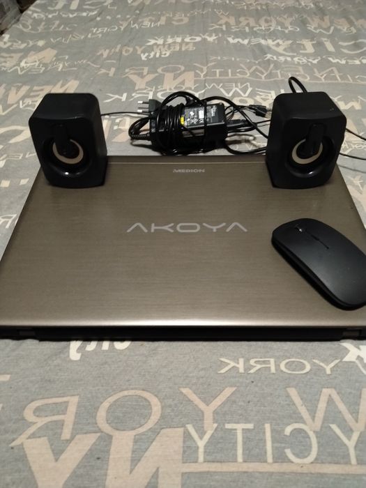 Vand laptop, cu boxe, maus etc.
