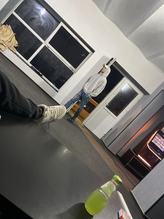 presteaza servici