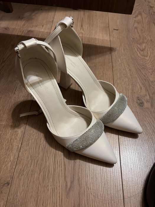 каблук белый со стразами,почти новые