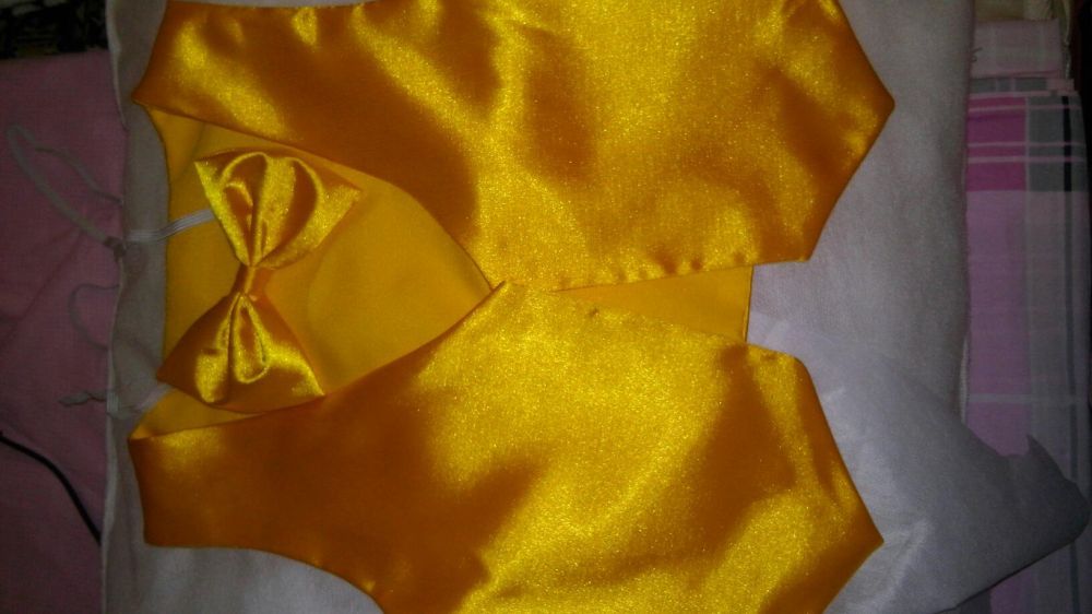 Жилетка желтого цвета с бабочкой