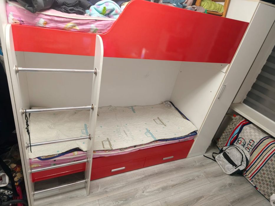 Продам 2-х ярусную кровать с матрасами.