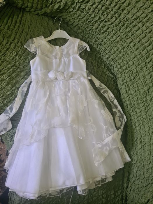 Продам платья на девочку 5-7 лет