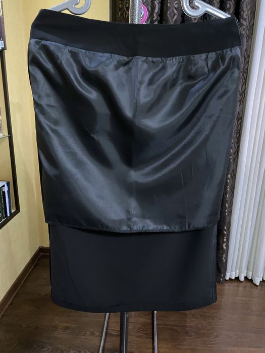 Элегантная черная юбка-миди с эффектным разрезом